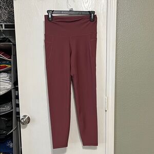 Old Navy Active Elevate Legging in Burgundy